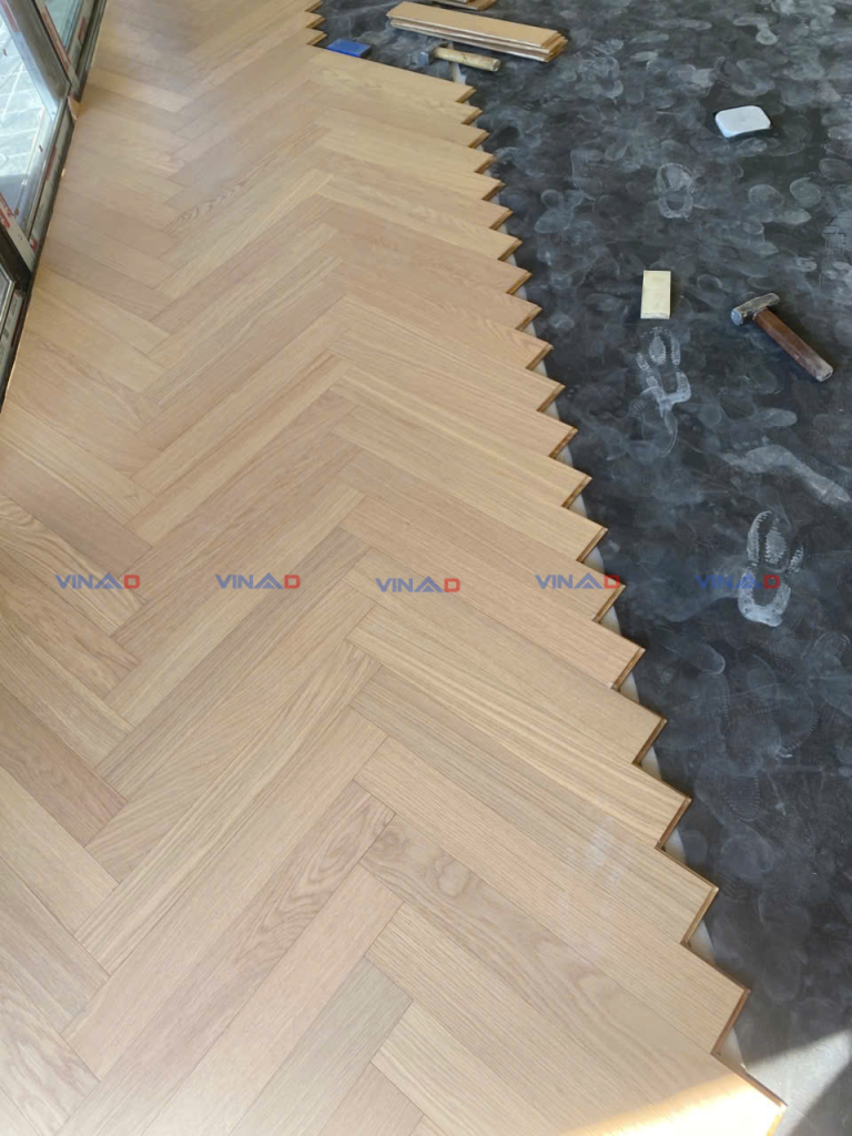 Thi công sàn gỗ xương cá Plywood mã V801-1