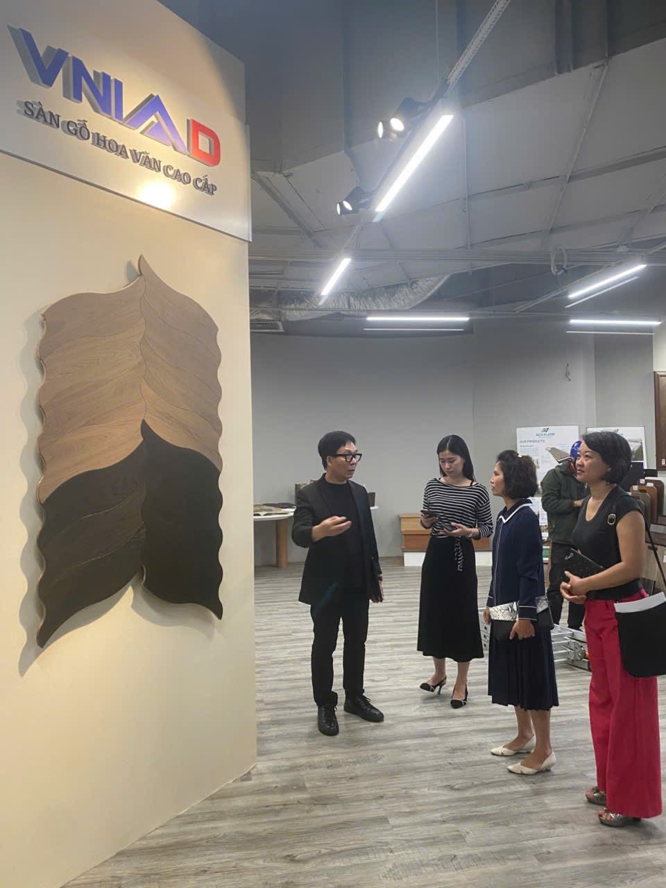 Sàn Gỗ Hoa Văn VinaD – Dấu Ấn Đẳng Cấp Tại Materials World Royal City