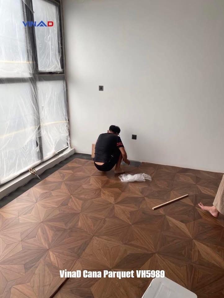 VinaD – Đối Tác Tin Cậy Trong Các Công Trình Cao CấpTừ biệt thự, penthouse, khách sạn đến công trình thương mại sang trọng, VinaD luôn đảm bảo: Tư vấn chuyên sâu theo phong cách thiết kế Lựa chọn sản phẩm tối ưu cho từng không gian Thi công chuẩn xác – hoàn thiện thẩm mỹ cao Dịch vụ hậu mãi rõ ràng – chuyên nghiệp VinaD cam kết mang đến các giải pháp sàn gỗ hoa văn thời thượng, bền vững và giàu sắc thái nghệ thuật. Chúng tôi tự hào là đối tác tin cậy của nhiều chủ đầu tư, kiến trúc sư và khách hàng cá nhân trên toàn quốc. Những công trình VinaD thực hiện luôn nhận được sự hài lòng và đánh giá cao. Liên Hệ VinaD Công ty TNHH Xây Dựng và Thương Mại VINAD 📍 Số 200 KĐT Đại Kim, Hoàng Mai, Hà Nội 📞 Hotline: 0918.662.998 Catalogue Sàn Gỗ Xương Cá Cao Cấp VinaD